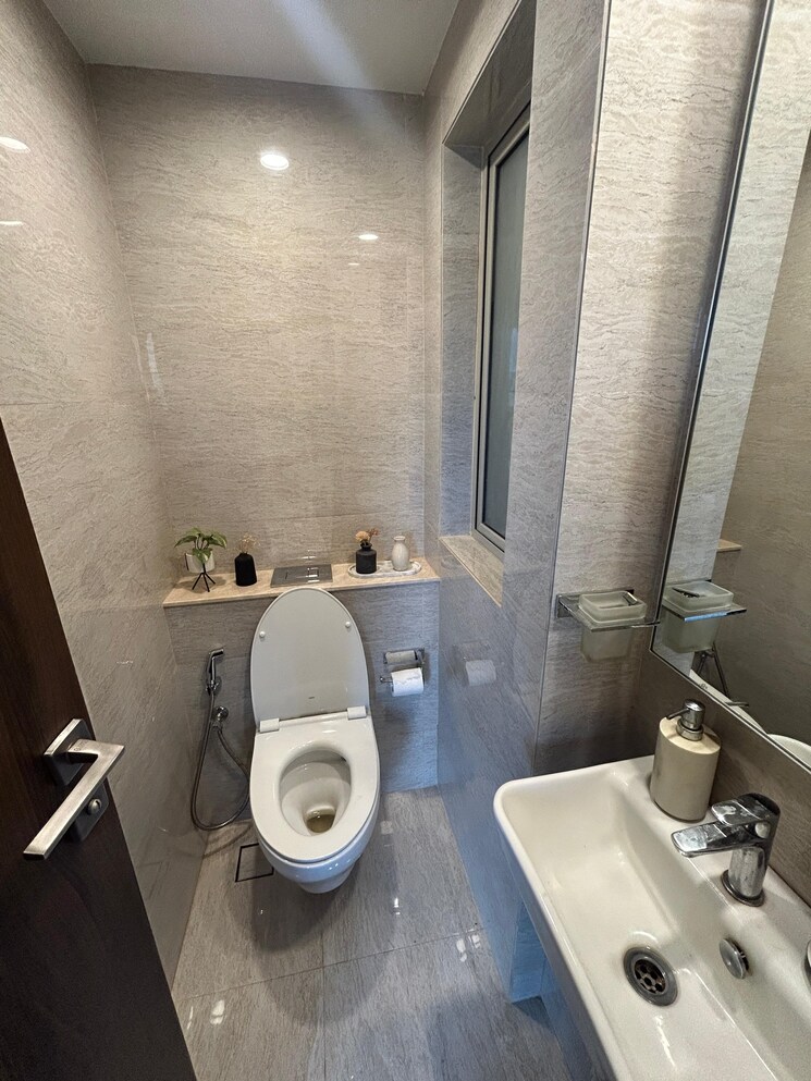 Bathroom, hiranandani-regent-hill 1 Bedroom 379 Sq.Ft. Apartment In Powai Mumbai 9192264