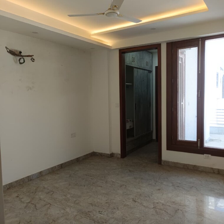Room, sector 21d 4 Bedroom 275 Sq.Yd. Builder Floor In Sector 21d Faridabad 9192276