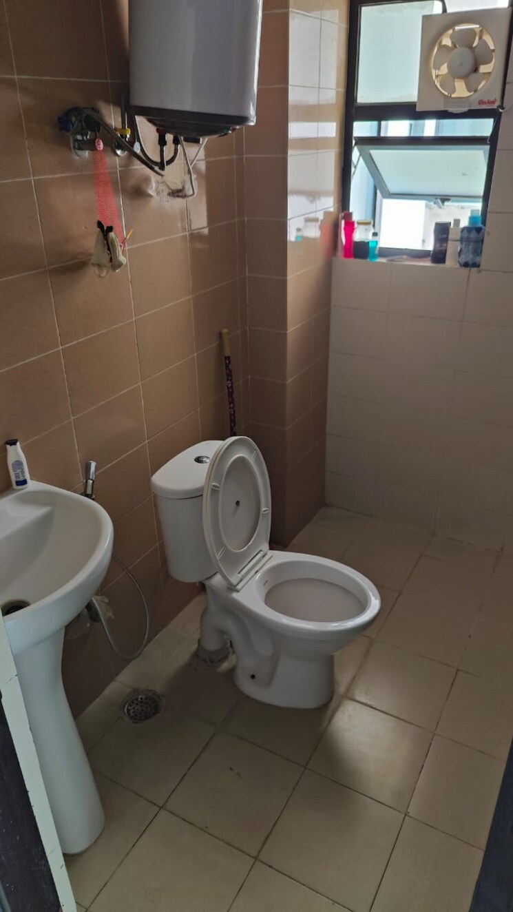 Bathroom, logix-blossom-county 3 Bedroom 1675 Sq.Ft. Apartment In Sector 137 Noida 9192280