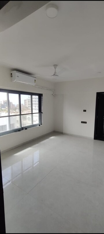 Room in 3 BHK Apartment at Zindagi CHS, Khar West – for Rent