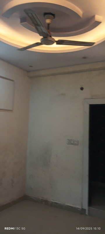 Room in 1.5 BHK Builder Floor at Shalimar Garden – for Sale