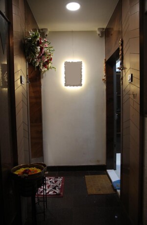 Furnished Amenities in 2.5 BHK Apartment at Lake Primrose, Powai – for Sale