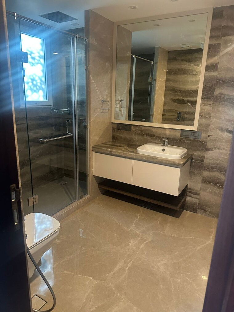 Bathroom, west end colony 5 Bedroom 800 Sq.Yd. Builder Floor In West End Colony Delhi 9192329
