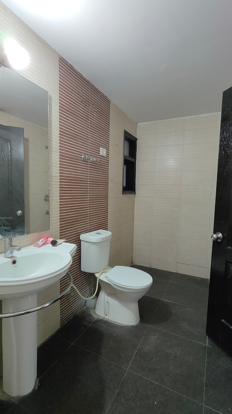 Bathroom, pakhowal road 3 Bedroom 1600 Sq.Ft. Apartment In Pakhowal Road Ludhiana 9192385