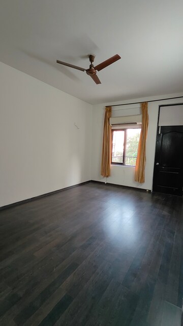 Room in 3 BHK Apartment at Pakhowal Road – for Rent