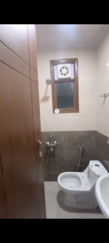 Furnished Amenities in 2 BHK Builder Floor at Saket – for Rent