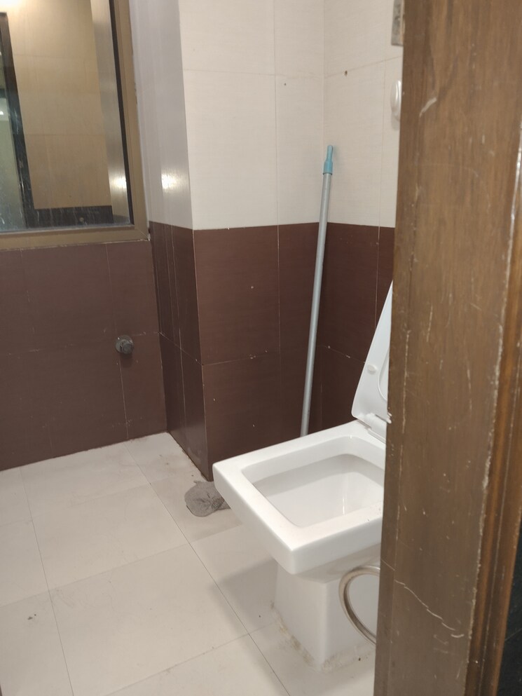 Bathroom, netaji subhash place Commercial Office Space 917 Sq.Ft. In Netaji Subhash Place Delhi 9192428