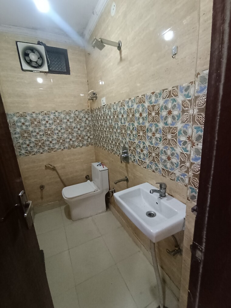 Bathroom, govindpuri 2.5 Bedroom 55 Sq.Yd. Builder Floor In Govindpuri Delhi 9192473