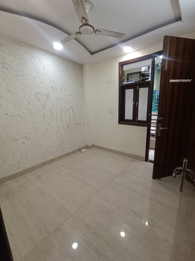 Room, govindpuri 2.5 Bedroom 55 Sq.Yd. Builder Floor In Govindpuri Delhi 9192473