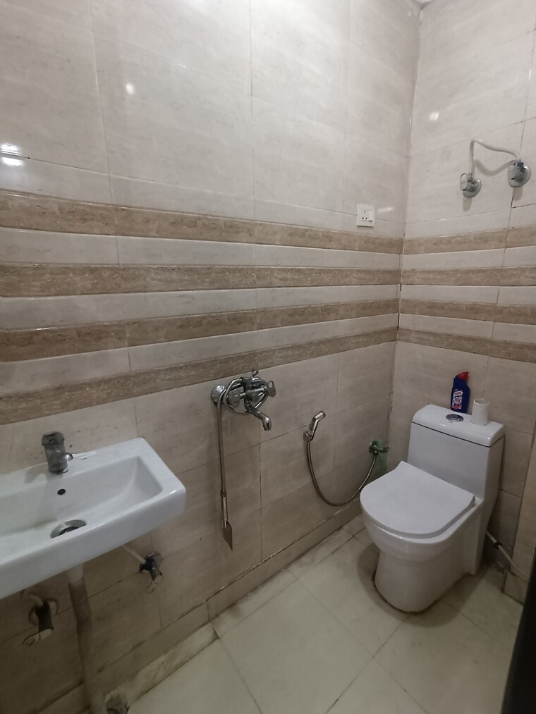 Bathroom, govindpuri 2.5 Bedroom 55 Sq.Yd. Builder Floor In Govindpuri Delhi 9192473