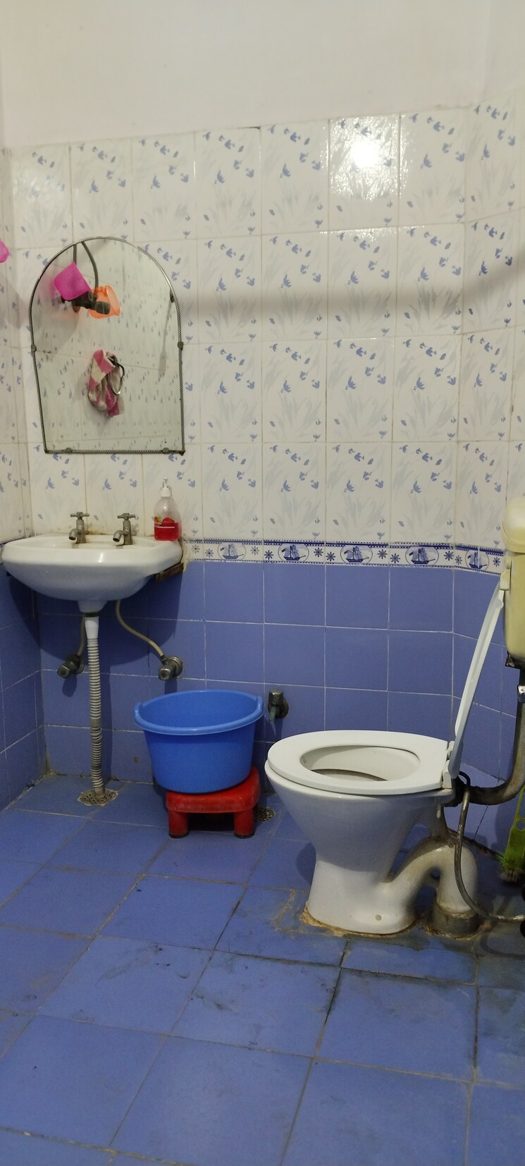 Bathroom, g block shastri nagar 2.5 Bedroom 1100 Sq.Ft. Builder Floor In G Block Shastri Nagar Ghaziabad 9192479