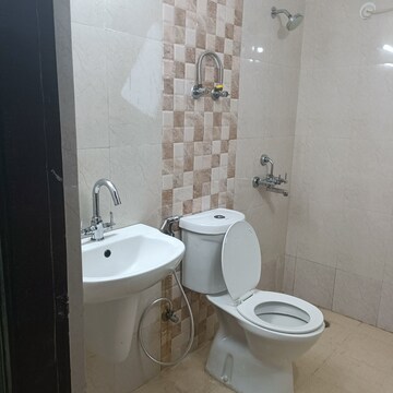 Bathroom in 3 BHK Apartment at Amrapali Silicon City, Sector 76 – for Rent