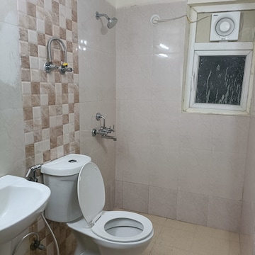Bathroom in 3 BHK Apartment at Amrapali Silicon City, Sector 76 – for Rent
