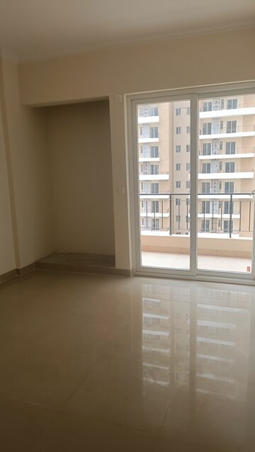 Room in 3 BHK Apartment at Amrapali Crystal Homes, Sector 76 – for Rent