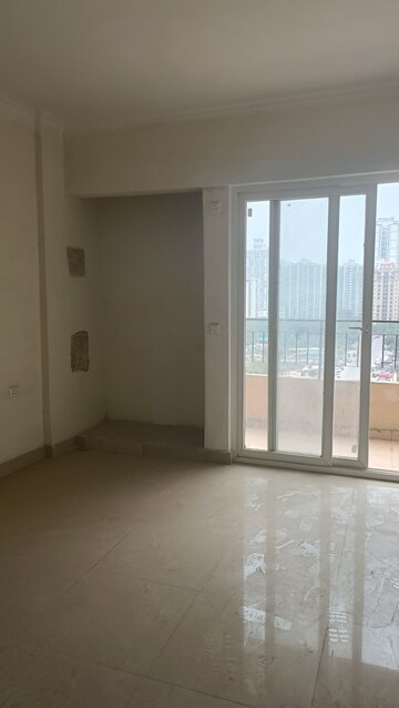 Room in 3 BHK Apartment at Amrapali Crystal Homes, Sector 76 – for Rent