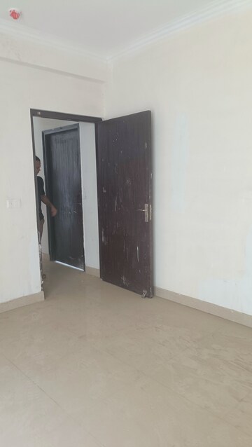 Room in 3 BHK Apartment at Amrapali Crystal Homes, Sector 76 – for Rent