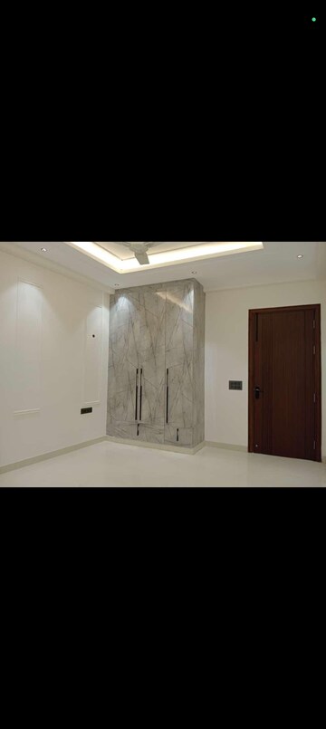 Room in 3 BHK Builder Floor at Sushant Lok 2, Sector 57 – for Rent