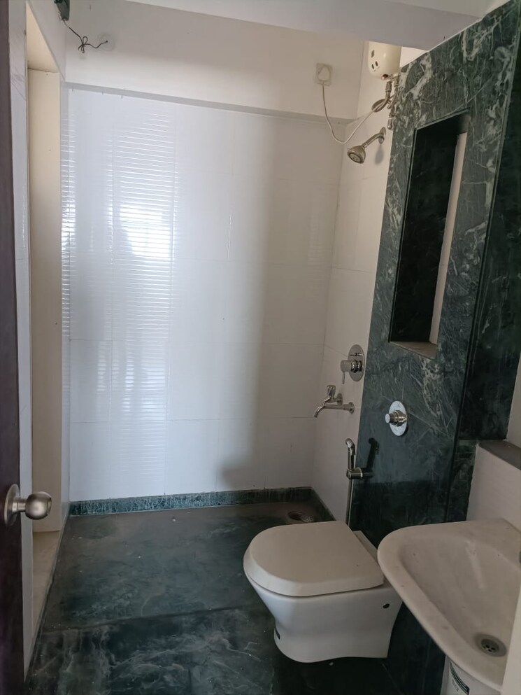 Bathroom, lodha-splendora 3 Bedroom 1124 Sq.Ft. Apartment In Ghodbunder Road Thane 9192794