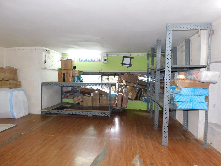  Parking, malad west Commercial Office Space 1200 Sq.Ft. In Malad West Mumbai 9192865