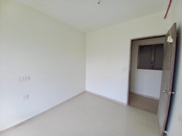 Room in 2 BHK Apartment at Kalpataru Paramount, Kapur Bawdi – for Rent