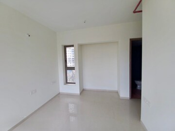 Room in 2 BHK Apartment at Kalpataru Paramount, Kapur Bawdi – for Rent