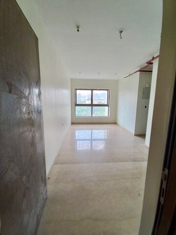 Room in 2 BHK Apartment at Kalpataru Paramount, Kapur Bawdi – for Rent
