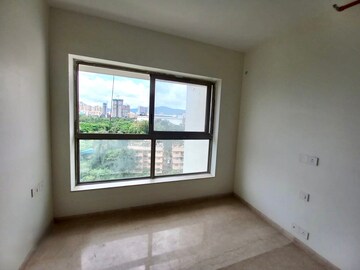 Room in 2 BHK Apartment at Kalpataru Paramount, Kapur Bawdi – for Rent