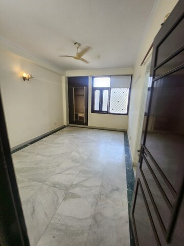 Room in 3 BHK Builder Floor at Saket – for Rent