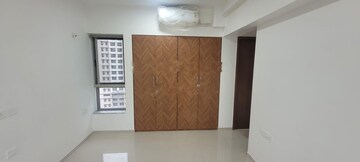 Room in 3 BHK Apartment at Kalpataru Immensa, Kolshet Road – for Rent