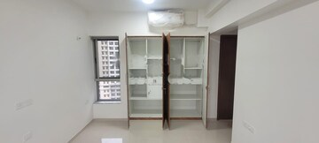 Room in 3 BHK Apartment at Kalpataru Immensa, Kolshet Road – for Rent