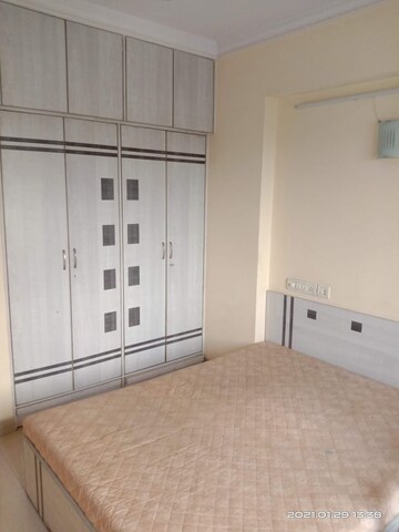 Room in 2 BHK Apartment at Raheja Sherwood, Goregaon East – for Rent