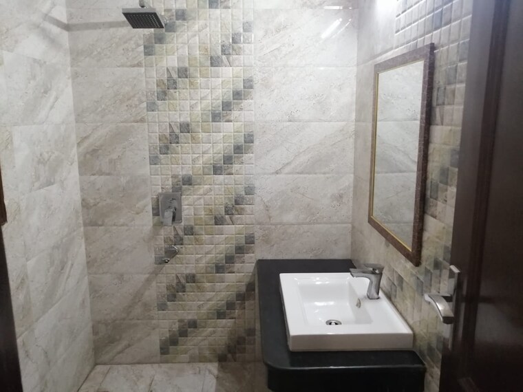 Bathroom, sector 23 3 Bedroom 263 Sq.Yd. Builder Floor In Sector 23 Gurgaon 9193081