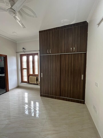 Room in 3 BHK Builder Floor at Sector 23 – for Rent