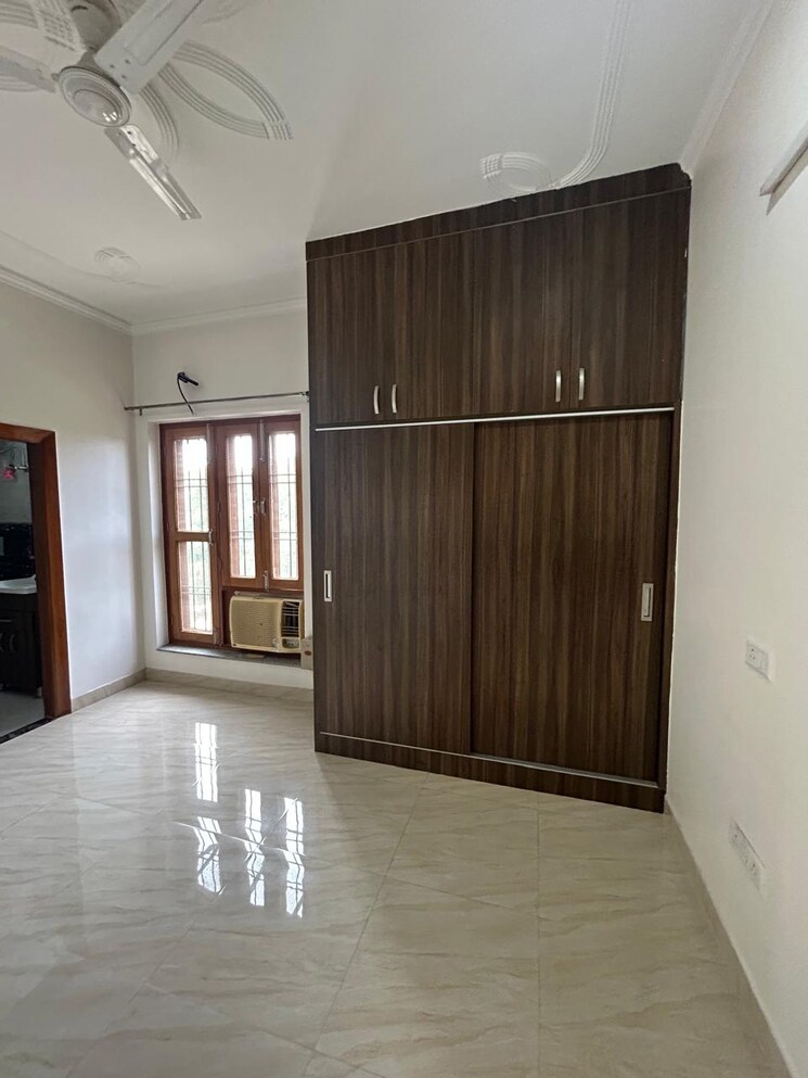 Room, sector 23 3 Bedroom 263 Sq.Yd. Builder Floor In Sector 23 Gurgaon 9193081