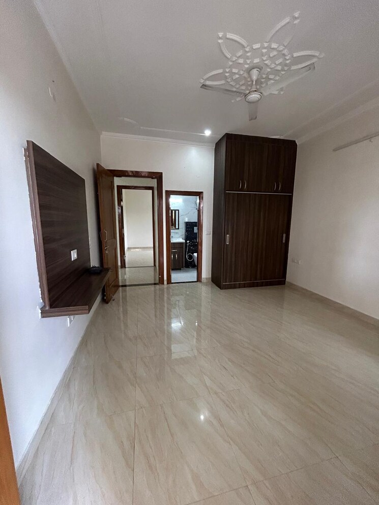 Room, sector 23 2 Bedroom 260 Sq.Yd. Builder Floor In Sector 23 Gurgaon 9193128