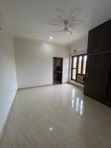 Bedroom in 2 BHK Builder Floor at Sector 23 – for Rent