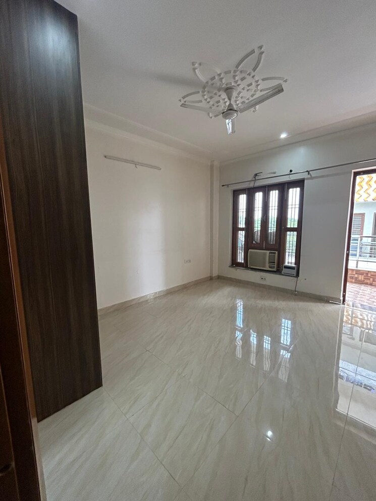 Room, sector 23 2 Bedroom 260 Sq.Yd. Builder Floor In Sector 23 Gurgaon 9193128