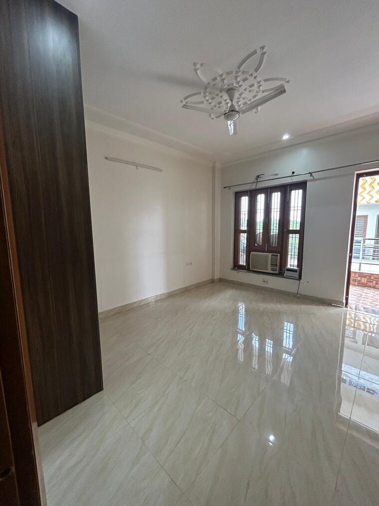 Room, sector 23 2 Bedroom 260 Sq.Yd. Builder Floor In Sector 23 Gurgaon 9193128