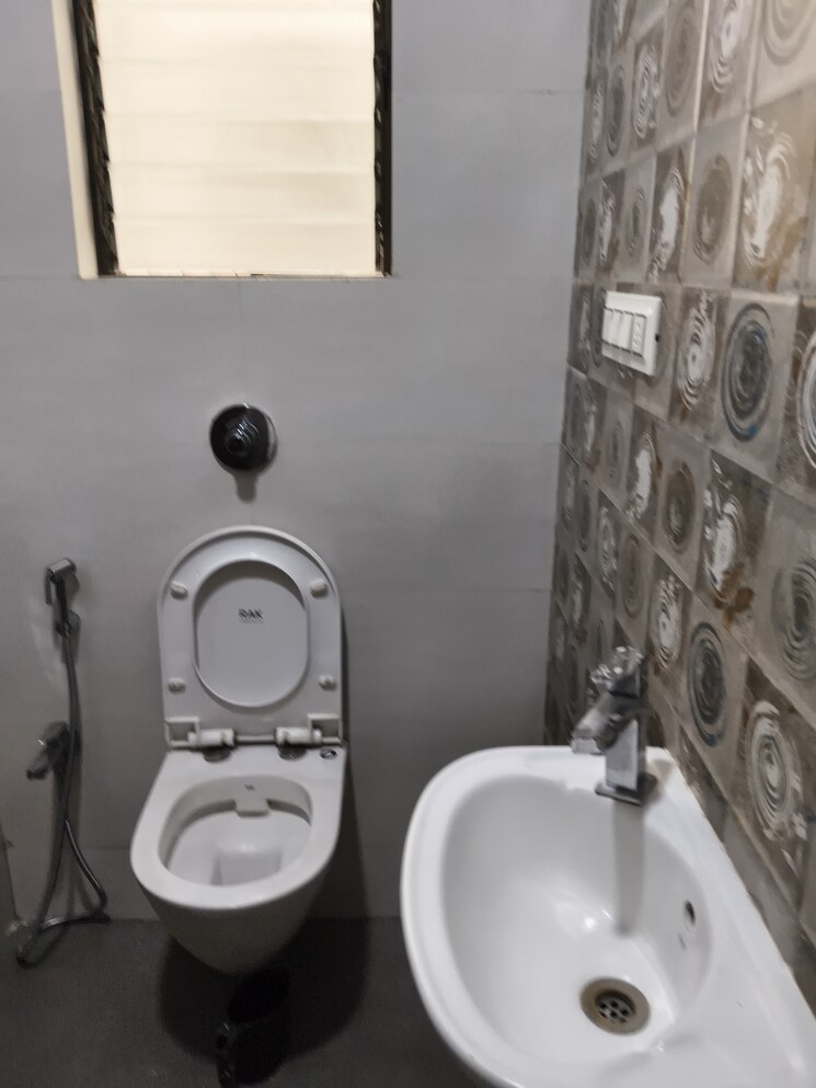 Bathroom, vile parle east 2 Bedroom 750 Sq.Ft. Apartment In Vile Parle East Mumbai 9193206