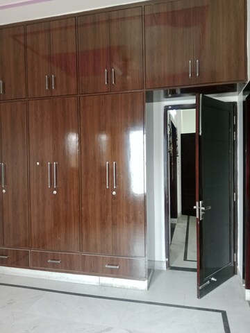Room in 2.5 BHK Builder Floor at Huda – for Rent