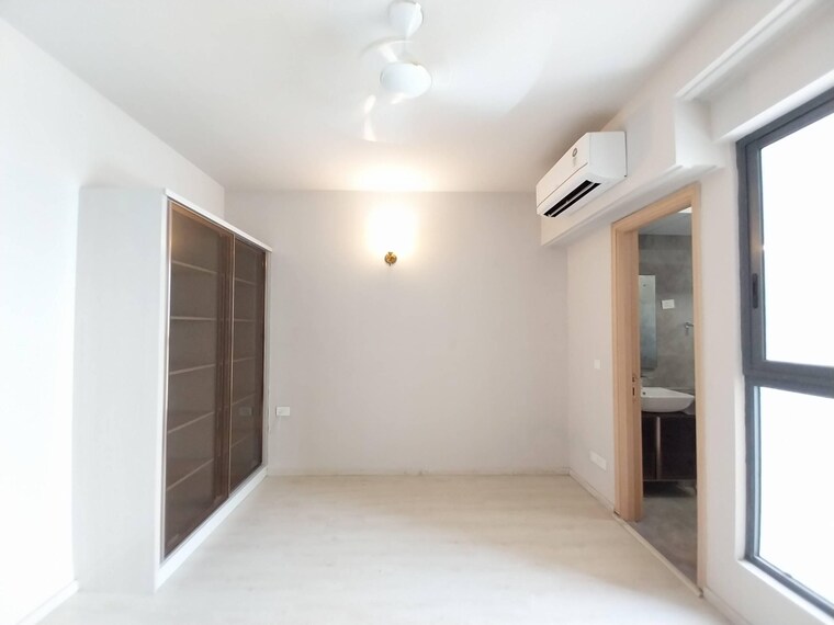 Room, unitech-the-close-north 4 Bedroom 3000 Sq.Ft. Apartment In Sector 50 Gurgaon 9193356