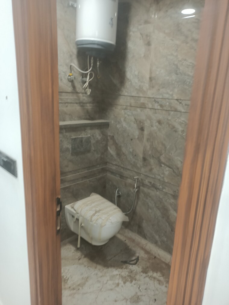 Bathroom, govindpuri 3 Bedroom 810 Sq.Ft. Builder Floor In Govindpuri Delhi 9193459