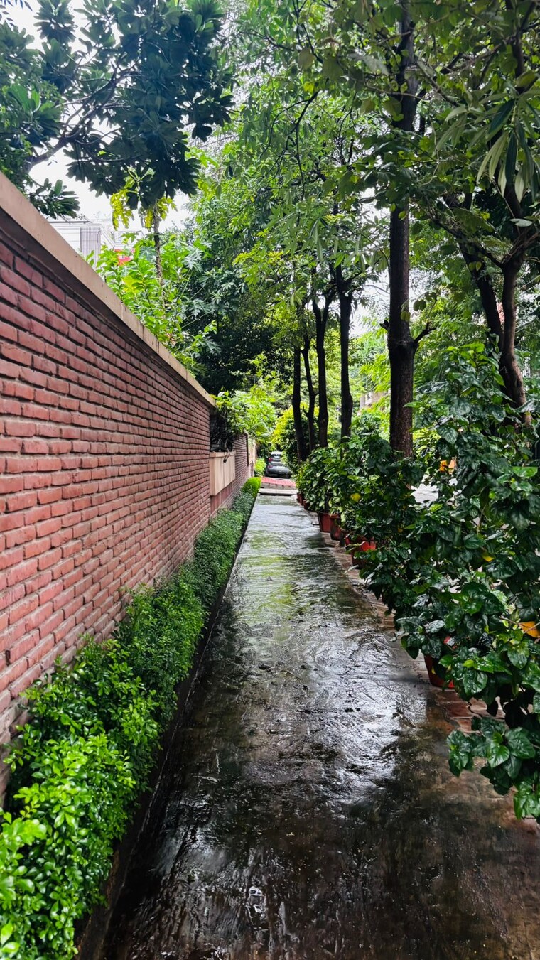 Garden, neeti bagh 5 Bedroom 840 Sq.Yd. Villa In Neeti Bagh Delhi 9193635