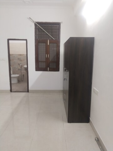 Room in 2 BHK Builder Floor at Gomti Nagar – for Rent