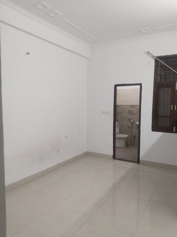 Room in 2 BHK Builder Floor at Gomti Nagar – for Rent