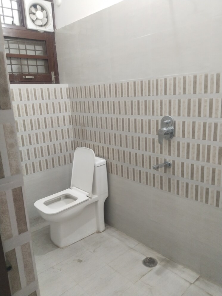 Bathroom, gomti nagar 2 Bedroom 1000 Sq.Ft. Builder Floor In Gomti Nagar Lucknow 9193674