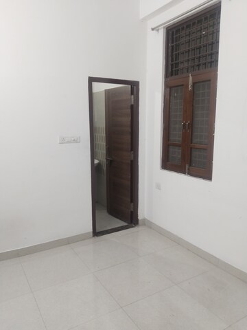 Room in 2 BHK Builder Floor at Gomti Nagar – for Rent