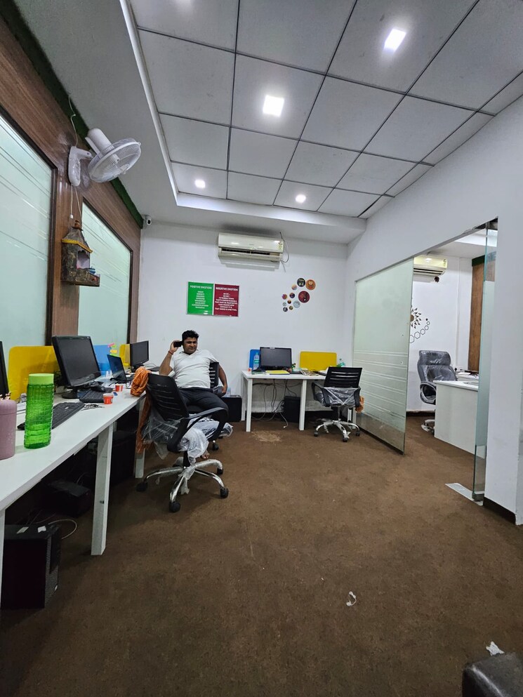 Team Area, sector 63 Commercial Office Space 600 Sq.Ft. In Sector 63 Noida 9193728