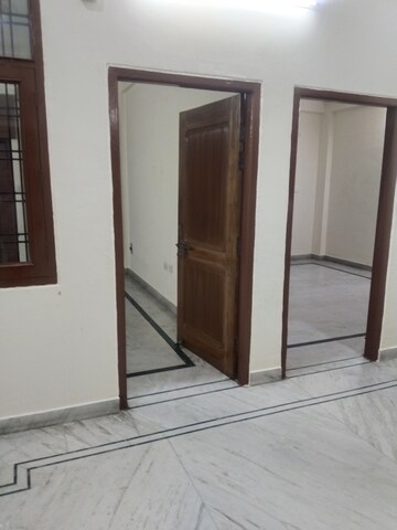 Room in 2.5 BHK Builder Floor at Gomti Nagar – for Rent