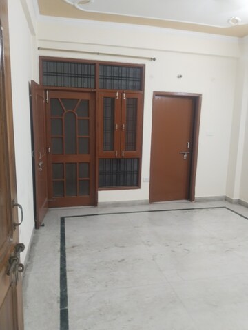 Room in 2.5 BHK Builder Floor at Gomti Nagar – for Rent